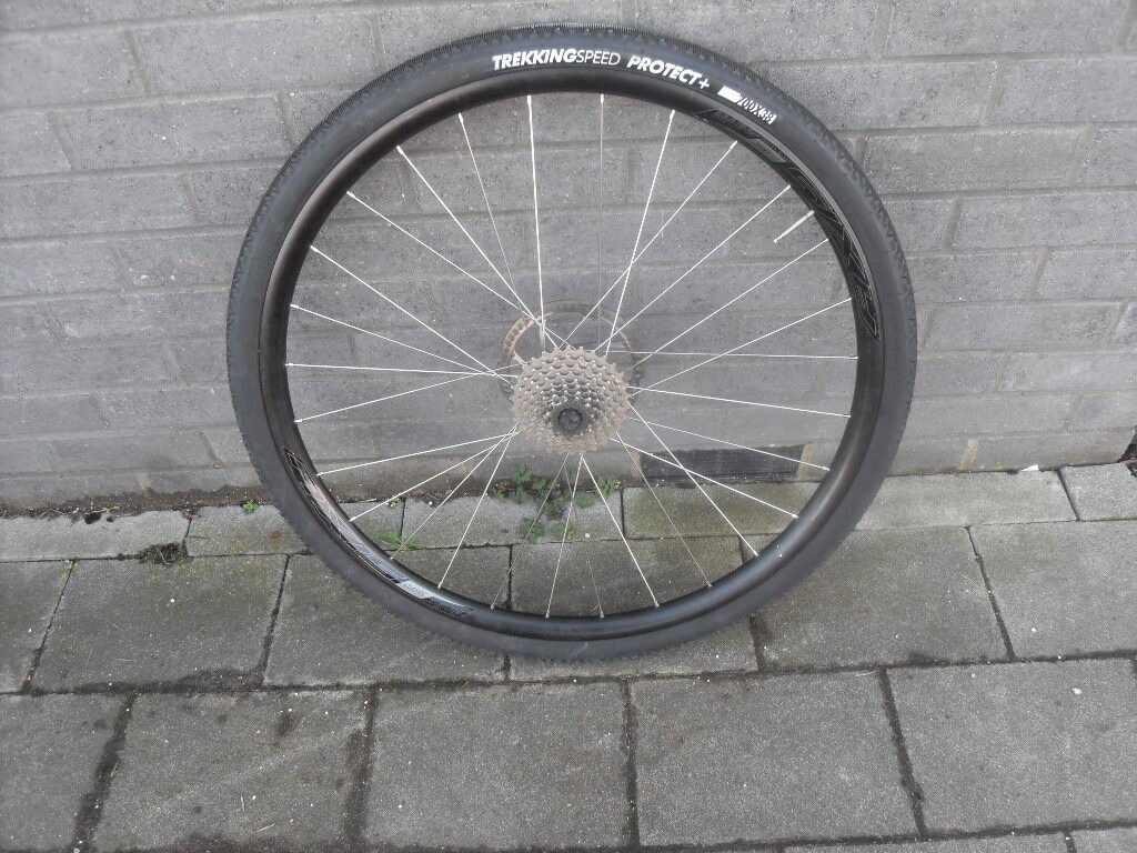 700x38c rear wheel